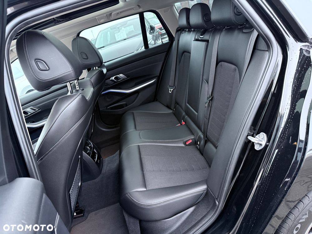 BMW Seria 3 320d Edition M Sport Shadow - 31