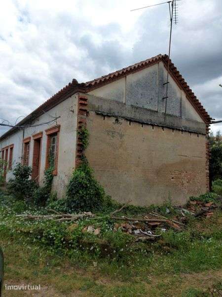 Moradia para reconstruir com terreno. - Grande imagem: 2/2