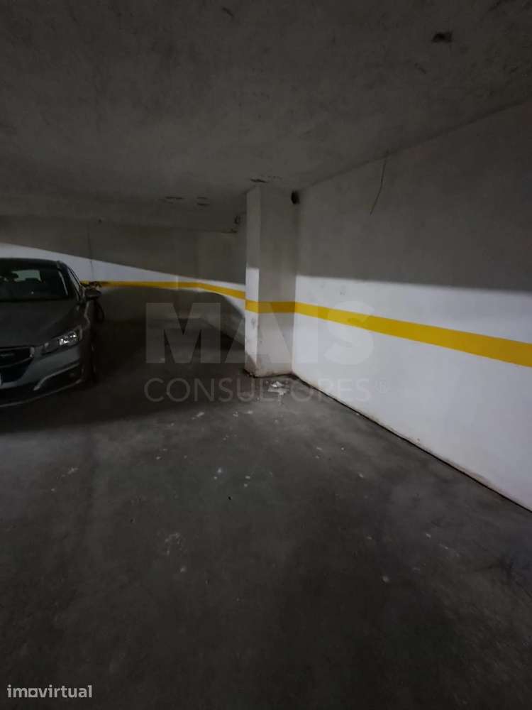 Parqueamento junto à Avenida 1º de Maio - Grande imagem: 3/6