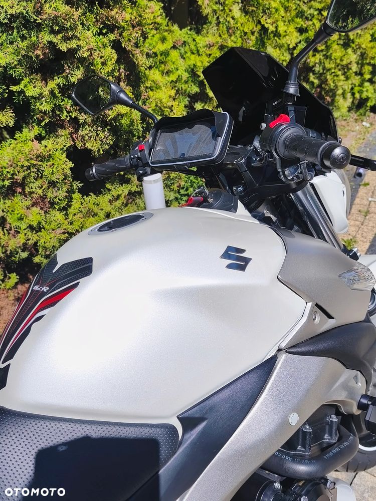 Suzuki GSR - 4