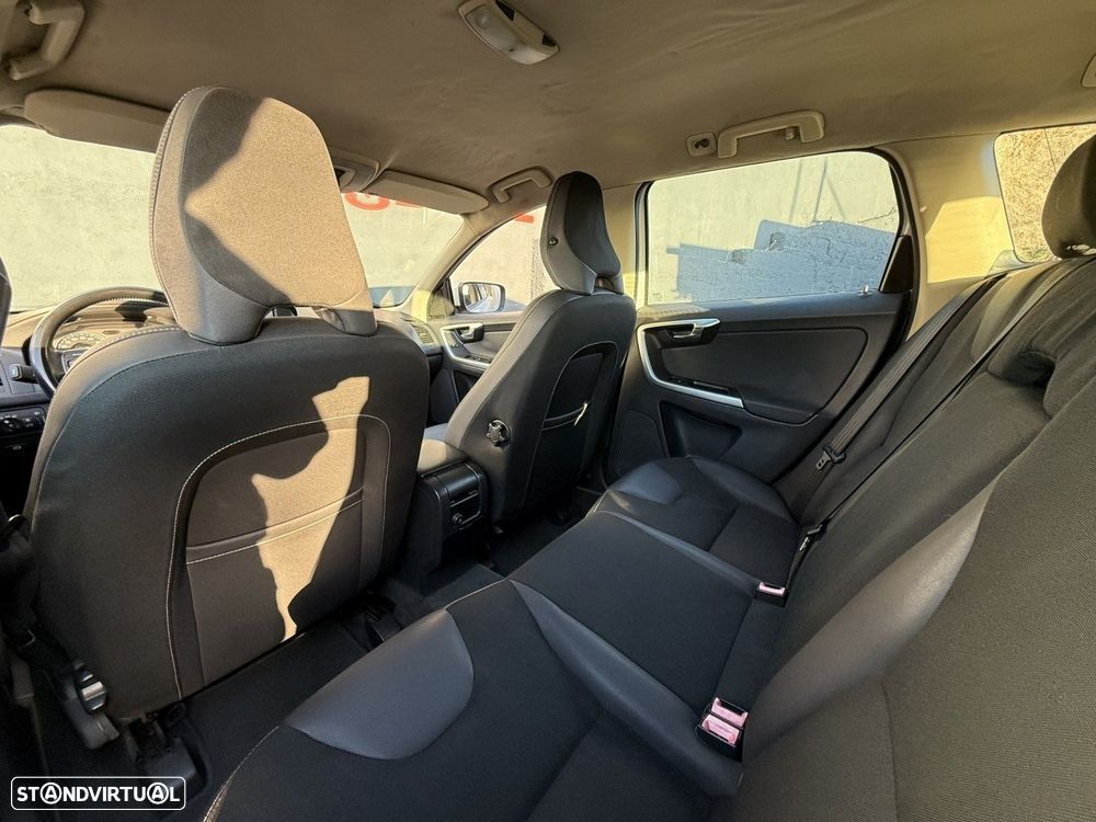 Volvo XC 60 2.4 D Drive Momentum - 12