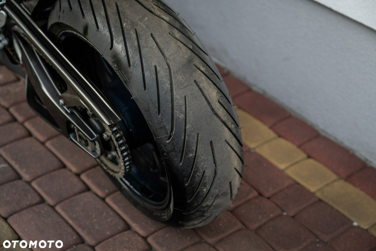 Yamaha R1 - 8