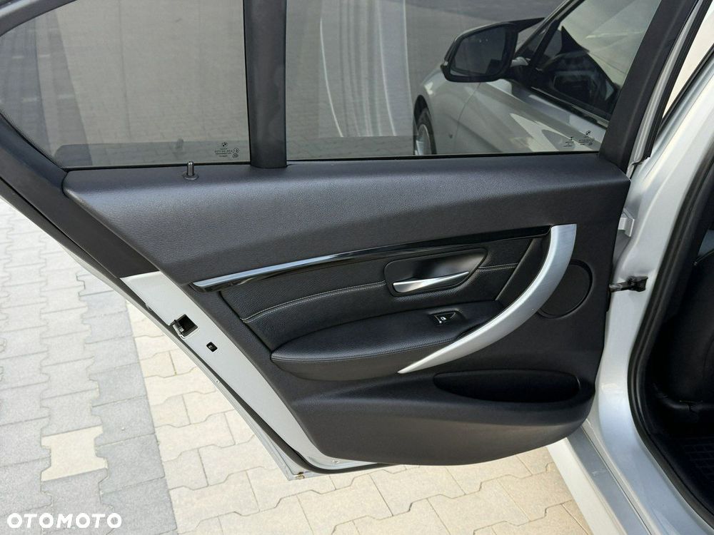 BMW Seria 3 318d M Sport - 32