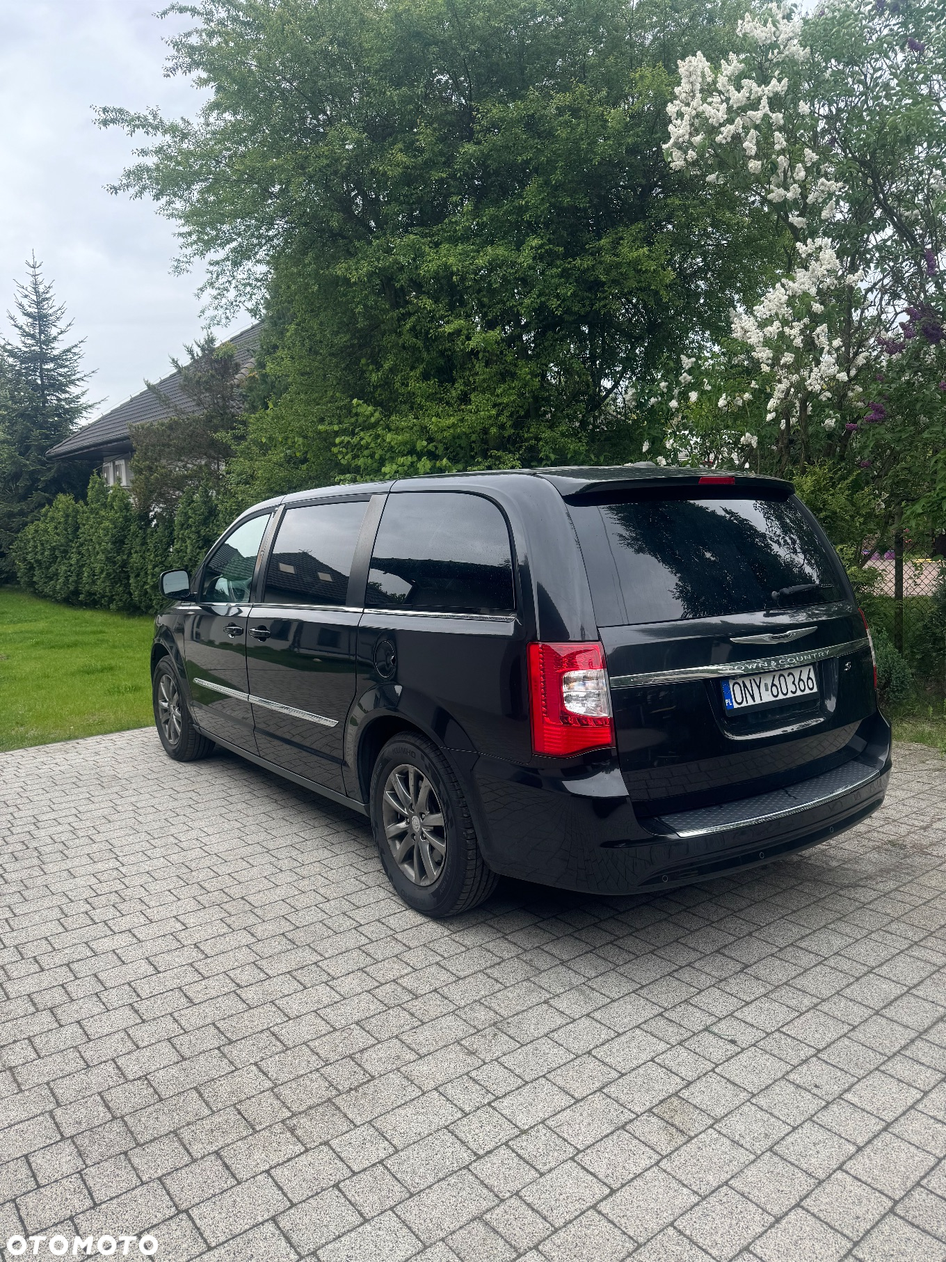 Chrysler Town & Country - 2
