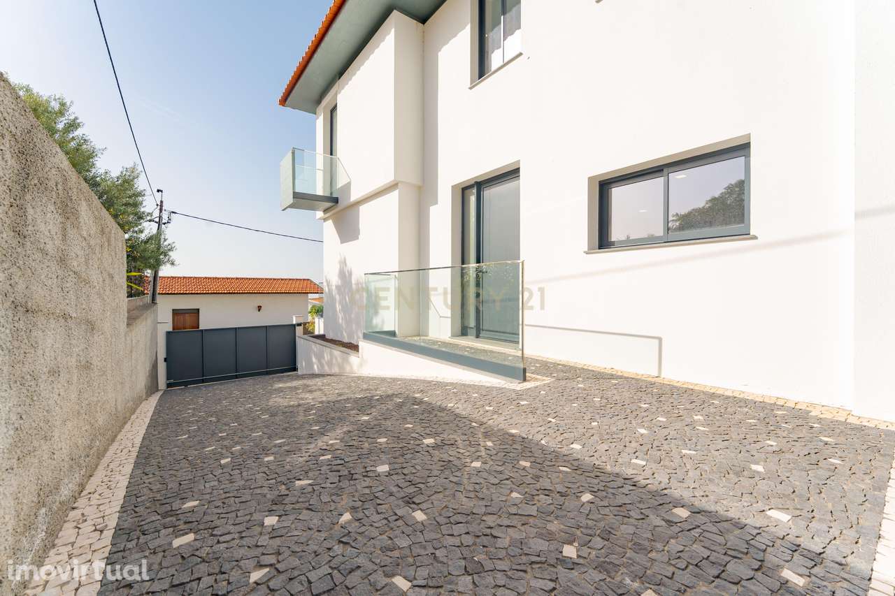 Moradia Geminada T3 Moderna em Open Space e Vista para o Porto do Func - Grande imagem: 4/54