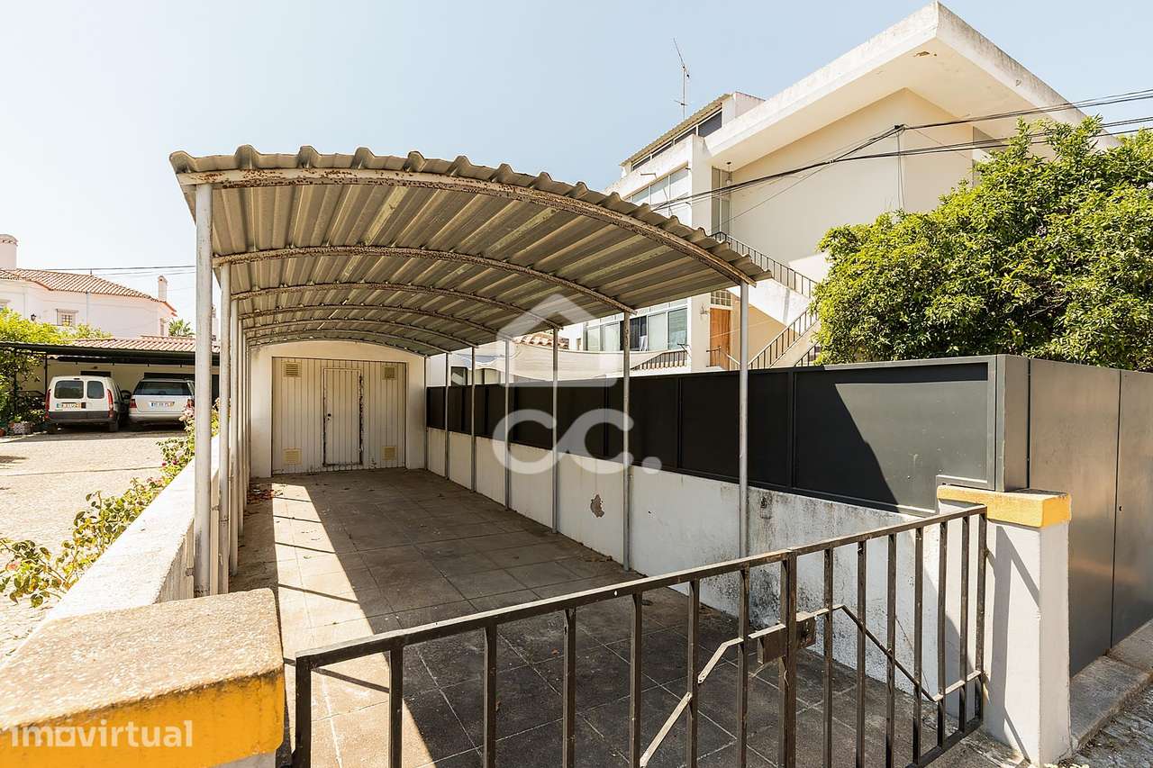 Moradia T3+1 de Gaveto com Garagem, Sótão, 3 Quintais, 3 Varandas e Te - Grande imagem: 4/45