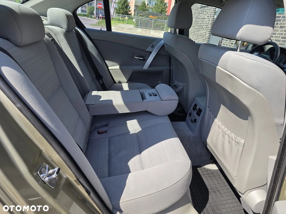 BMW Seria 5 523i - 24