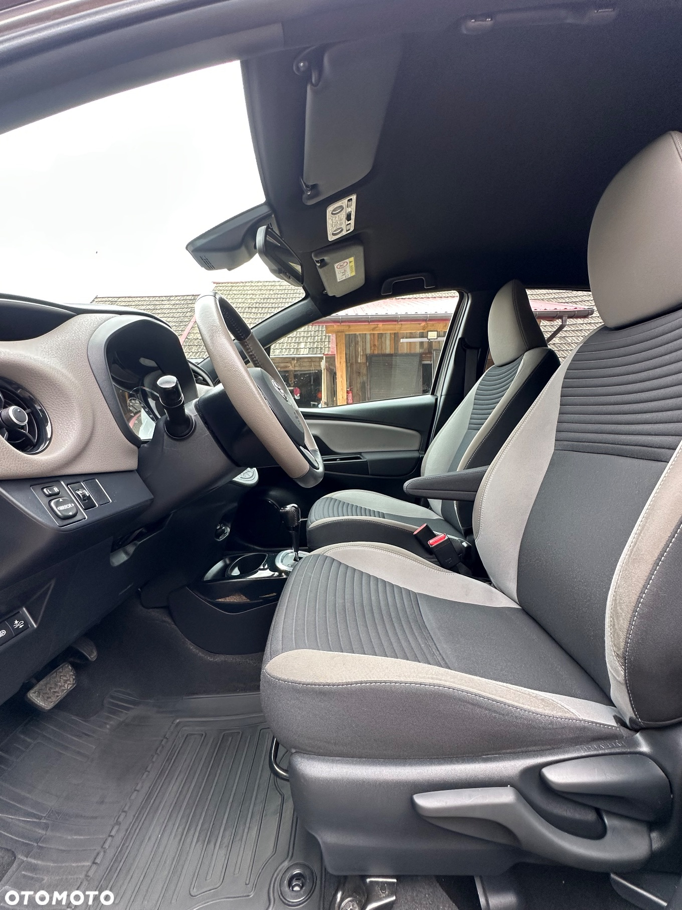 Toyota Yaris Hybrid 100 Selection Platinum - 29