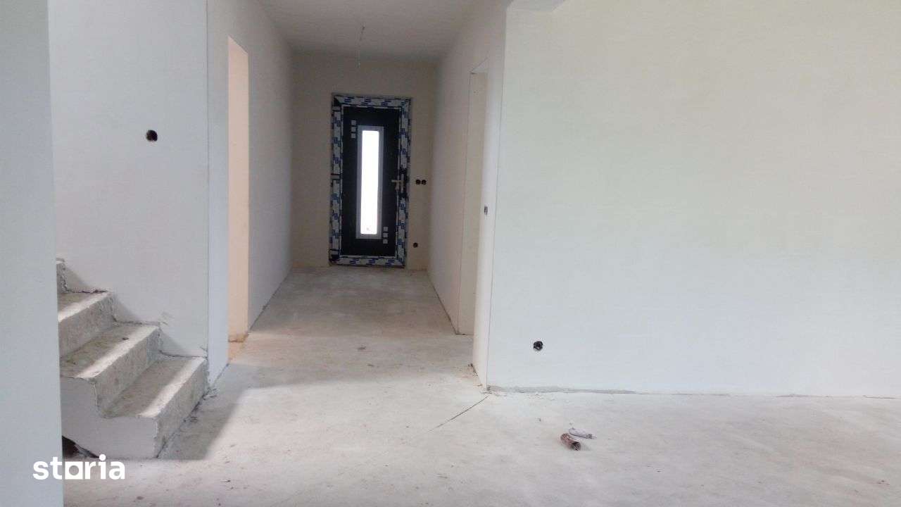 Casa noua, P+M, garaj, utilitati, asfalt, pozitie placuta, 5 ari teren - Imagine principală: 2/7