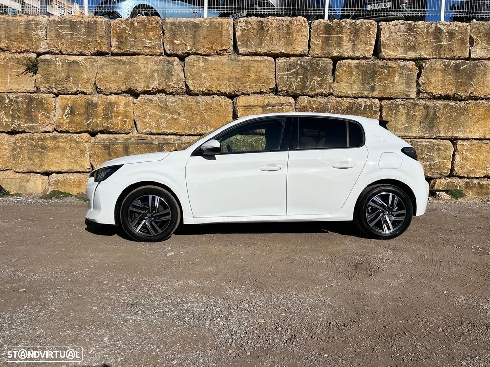 Peugeot 208 - 8