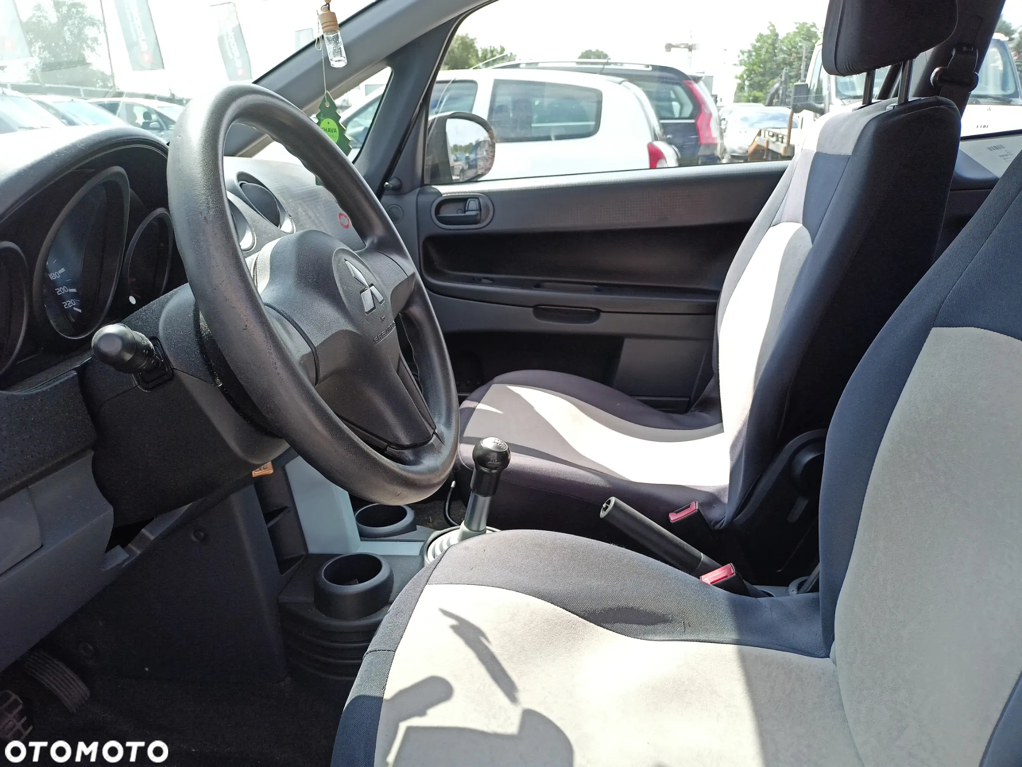 Mitsubishi Colt - 8