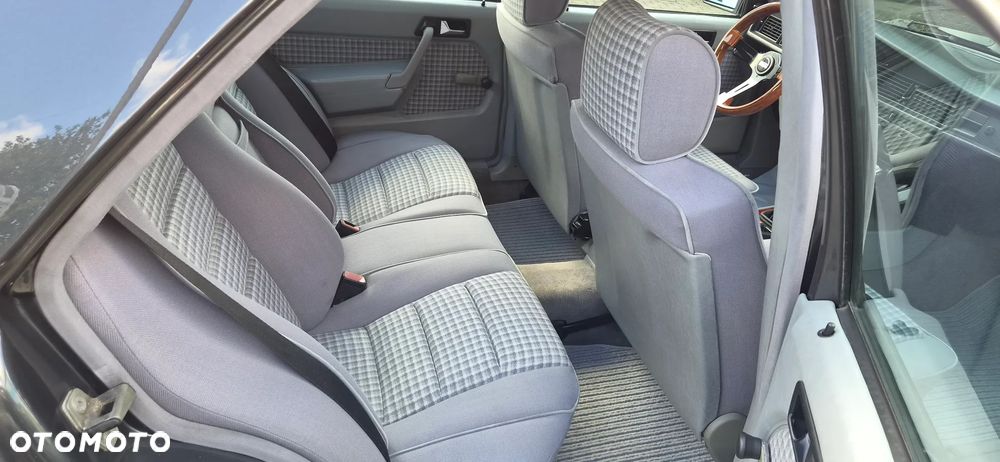 Mercedes-Benz W201 (190) - 12