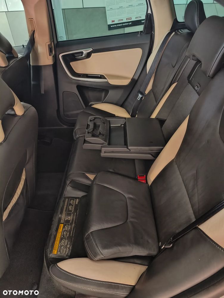 Volvo XC 60 D5 AWD R-Design - 4