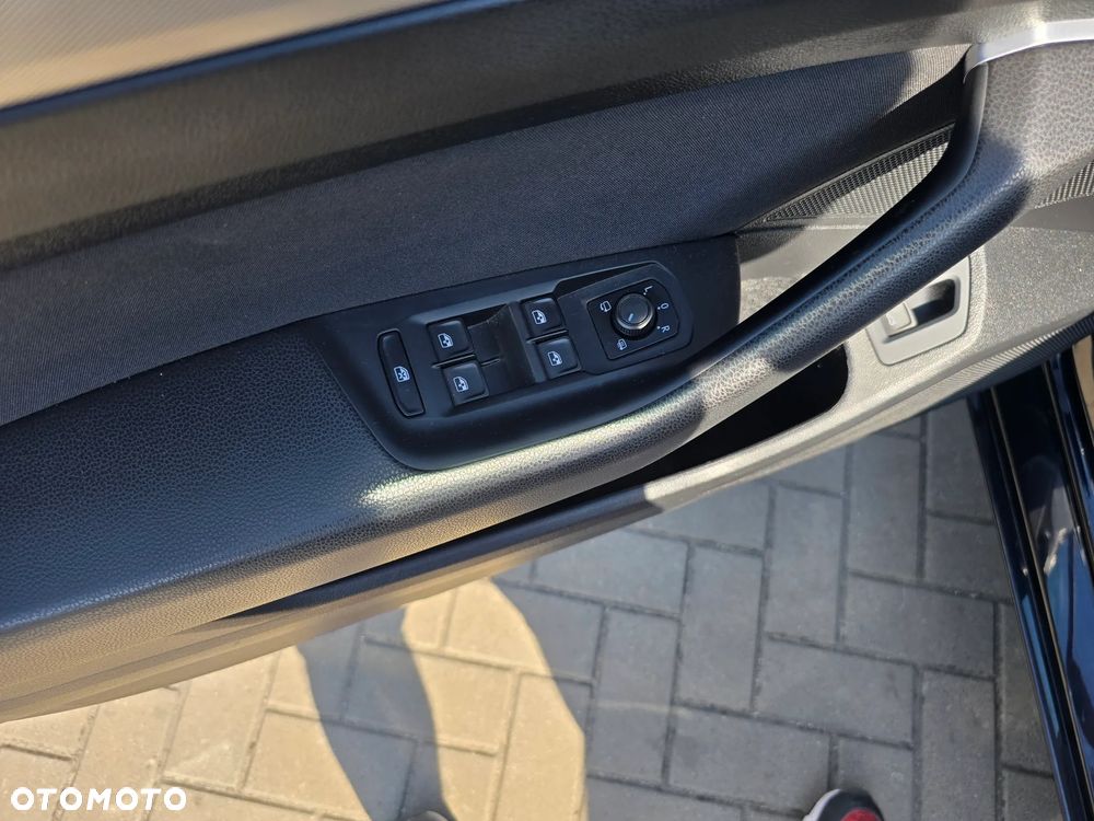 Volkswagen Passat - 25
