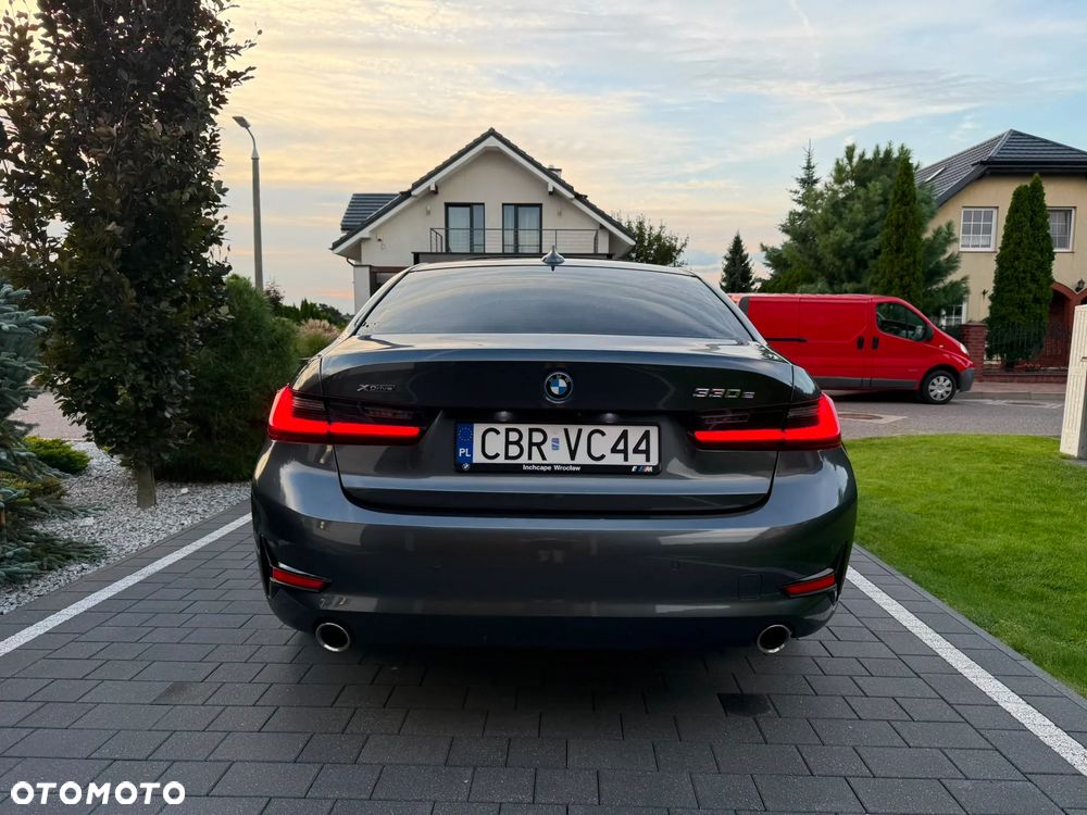 BMW Seria 3 330e xDrive - 32