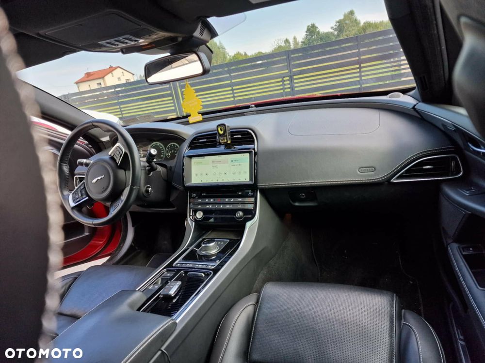 Jaguar XE S - 4