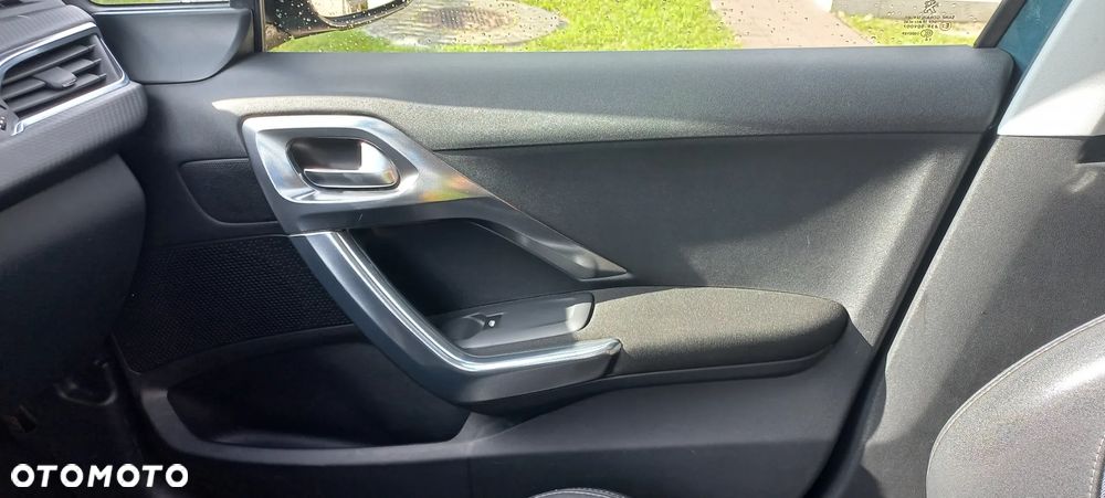 Peugeot 2008 1.2 Pure Tech Allure S&S - 16