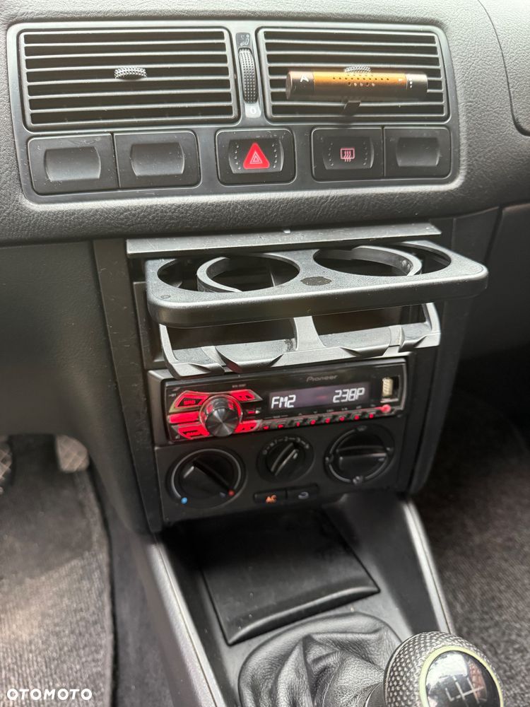 Volkswagen Golf IV 1.6 Highline - 35