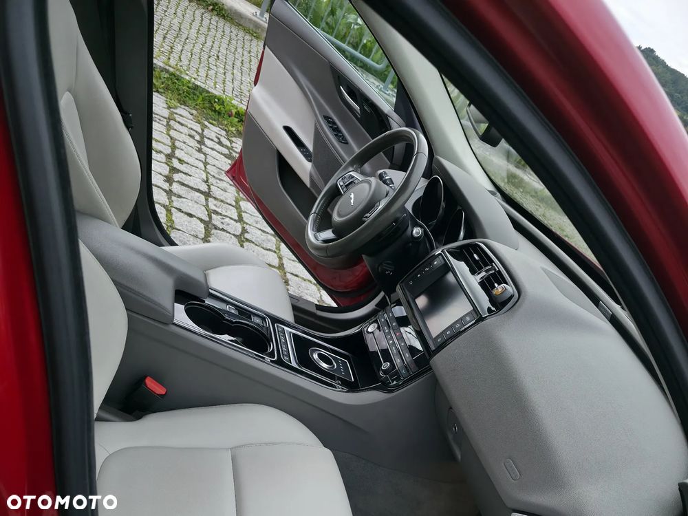 Jaguar XE 2.0 T R-Sport - 7