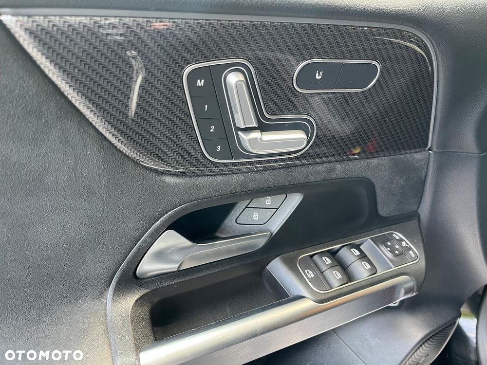 Mercedes-Benz GLB 250 4-Matic AMG Line 8G-DCT - 12