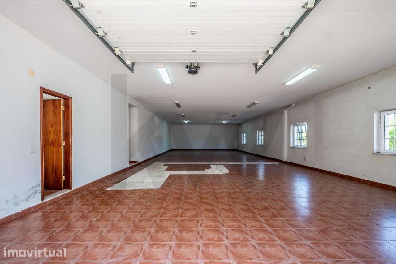 Moradia térrea com 2.374m2 de terreno e Piso independente de 147m2 com - Grande imagem: 5/58