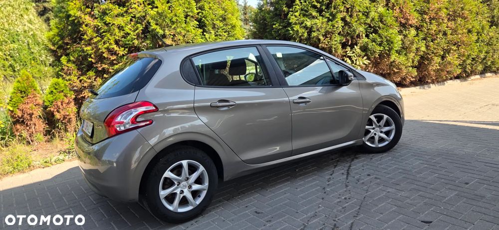 Peugeot 208 - 8