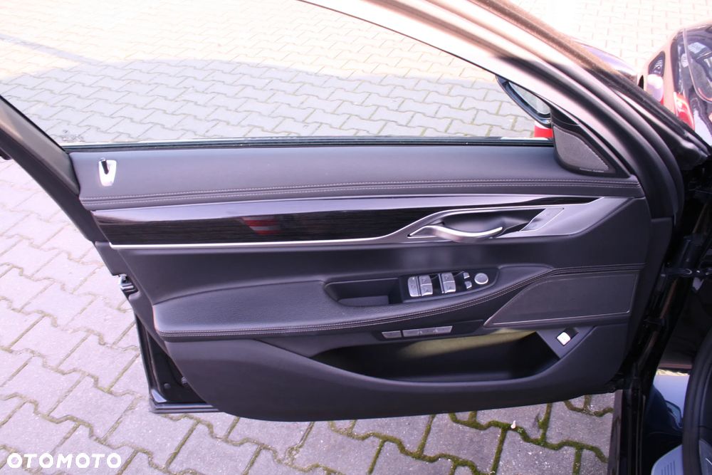 BMW Seria 7 750i xDrive - 8
