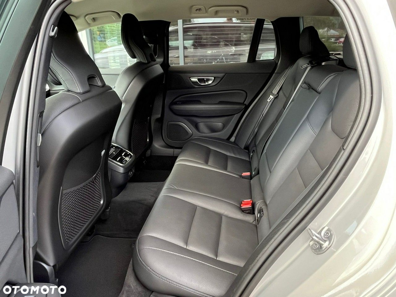 Volvo V60 B4 B DKG Plus Dark - 14