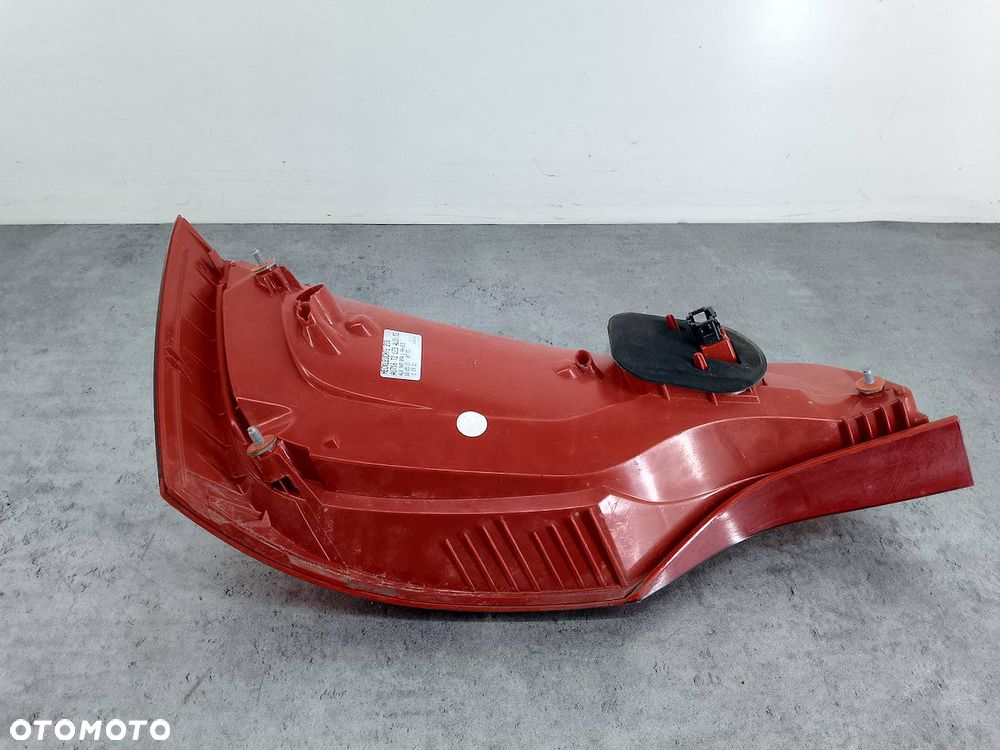 LAMPA TYLNA PRAWA W KLAPE AUDI Q7 (2005-2015)  4L0945094L - 4