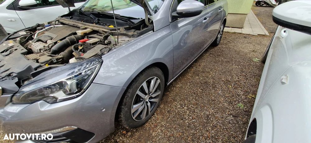 Peugeot 308 SW 1.2 L PureTech Turbo S&S EAT8 Allure - 14