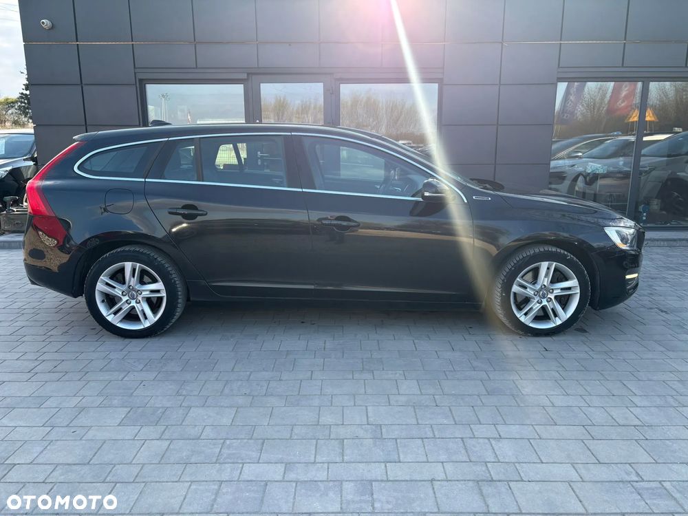 Volvo V60 D6 AWD Plug-in Hybrid Momentum - 4