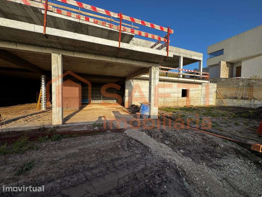 Moradia independente contemporânea em em fase final de construção -... - Grande imagem: 3/42