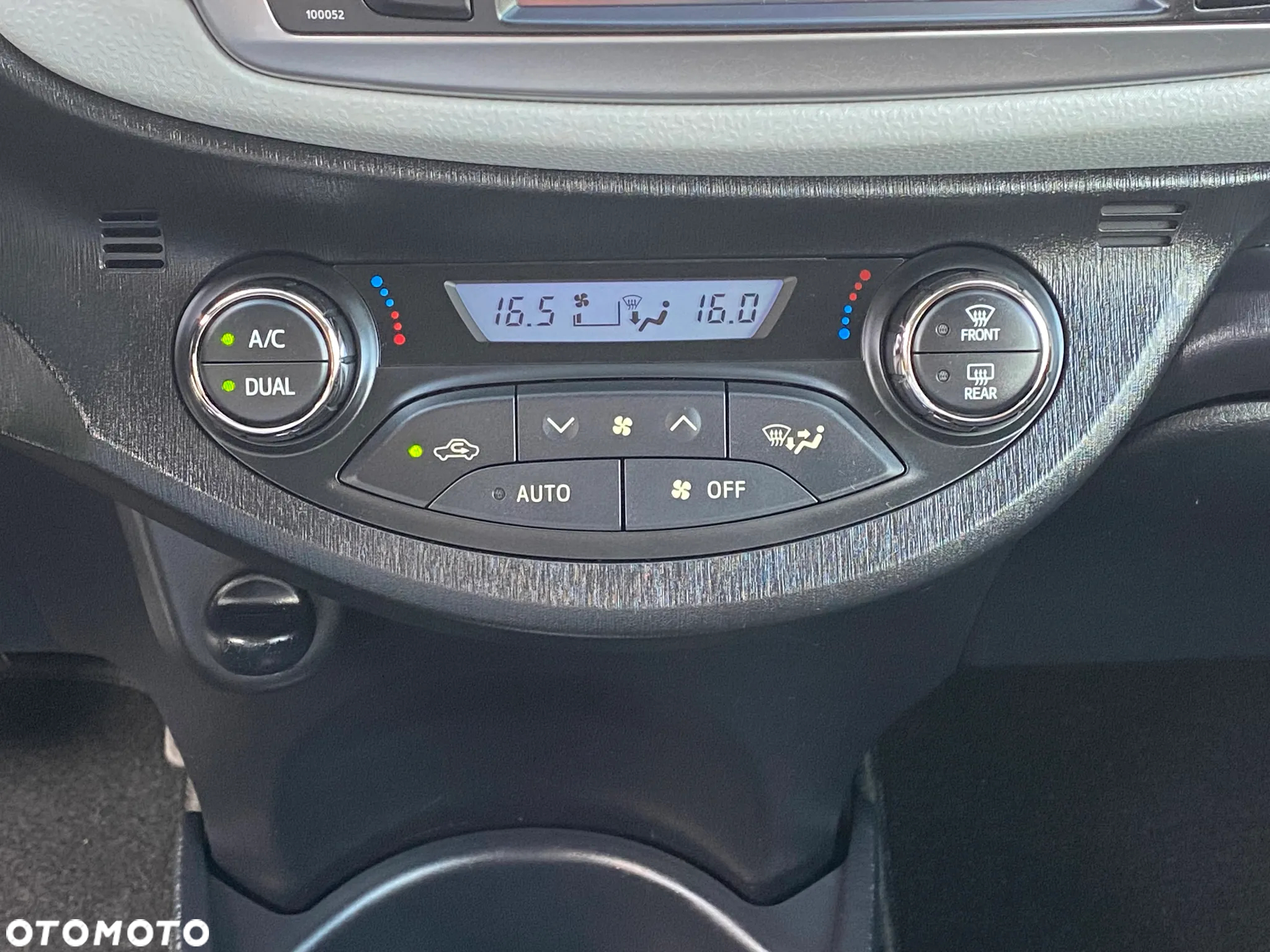 Toyota Yaris Hybrid 100 Premium - 24