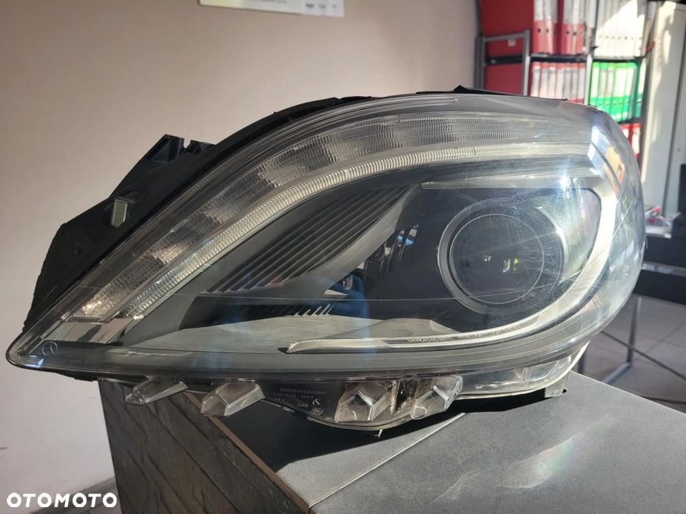 Lampa lewa przednia Mercedes w246 - 2