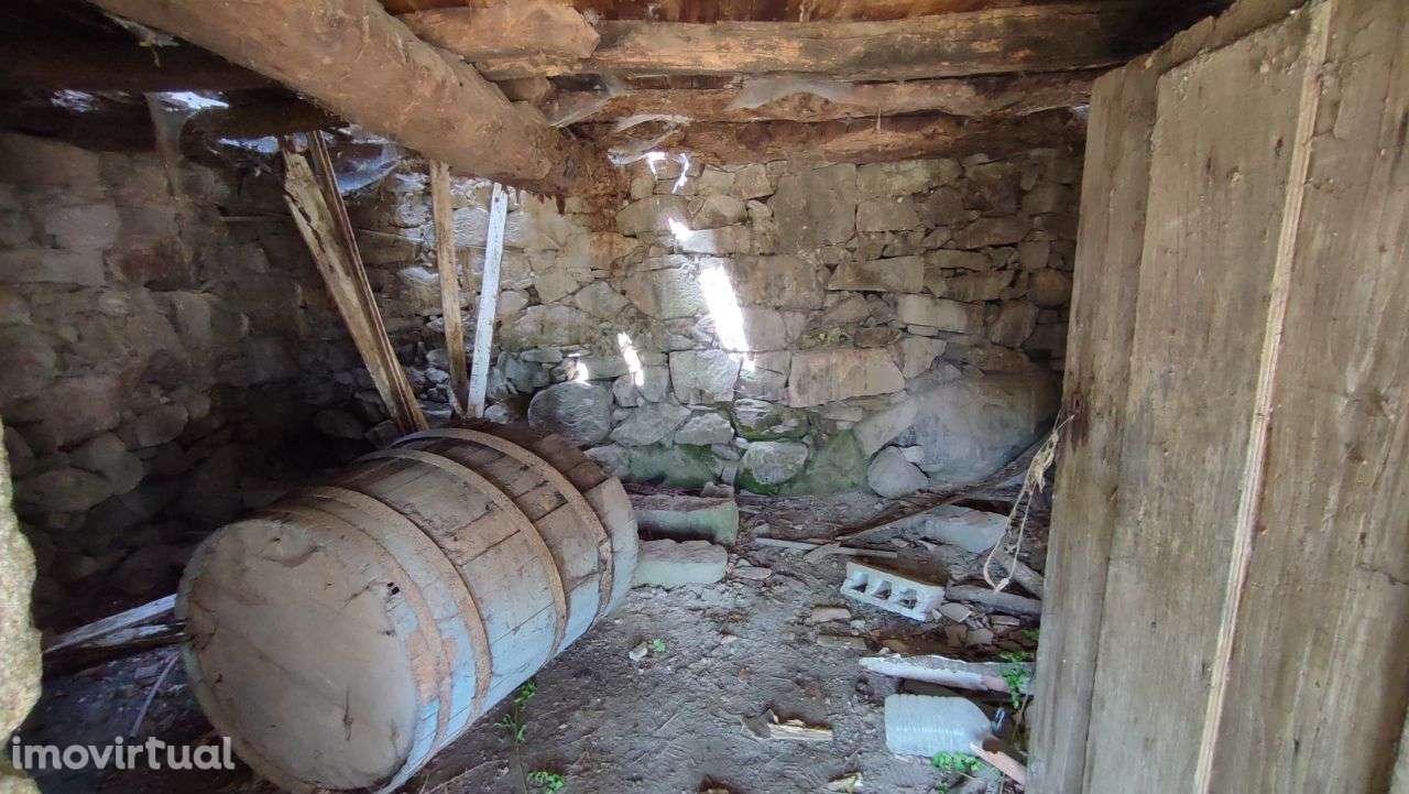 Moradia para restauro, com 2317 m2 de terreno, em Prozelo, Amares - Grande imagem: 5/20