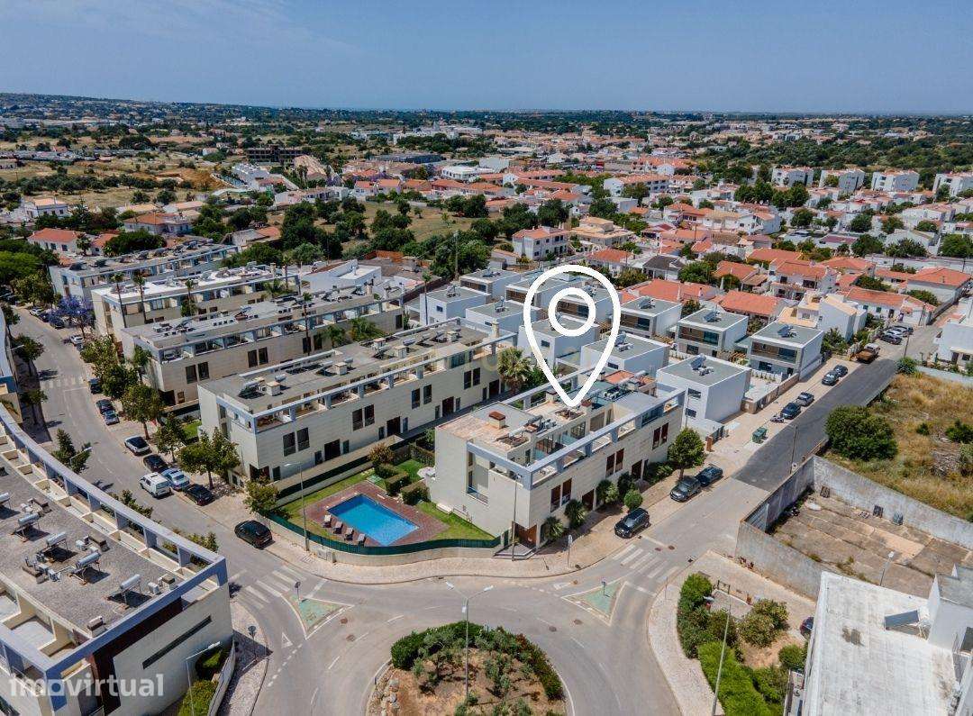 Moradia T2+1 geminada | Piscina - Garagem  | Localização: Ferreiras, C - Grande imagem: 5/33