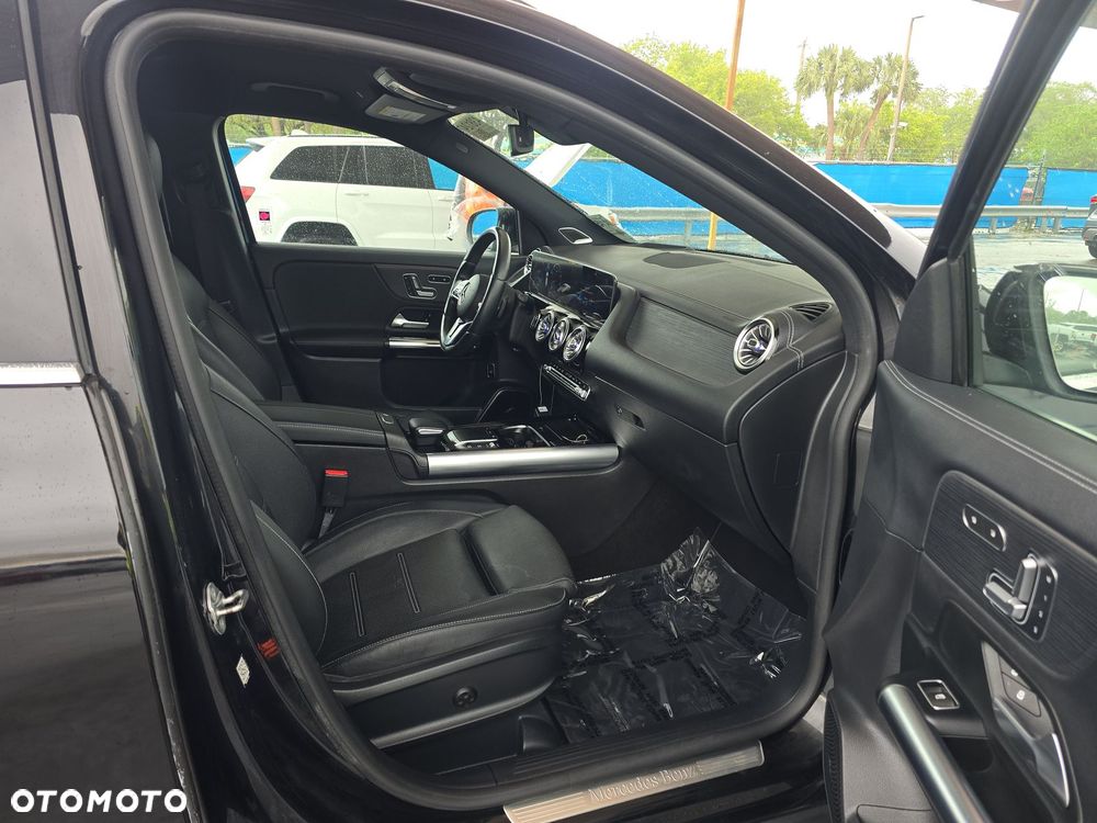 Mercedes-Benz GLA - 10