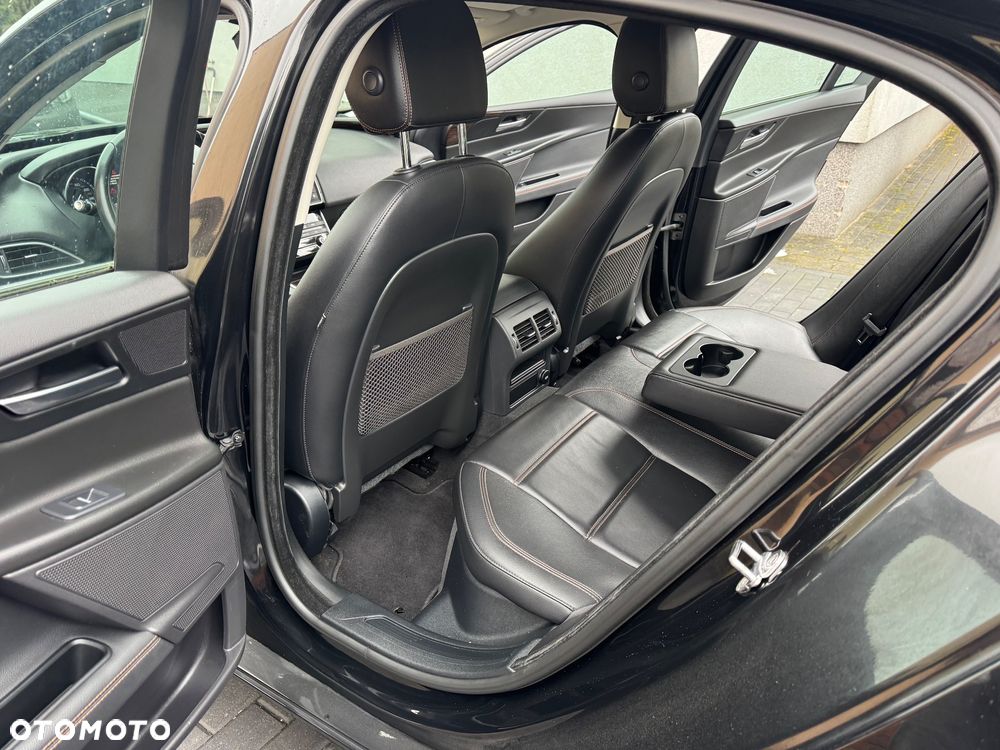 Jaguar XE 2.0 D Prestige - 29