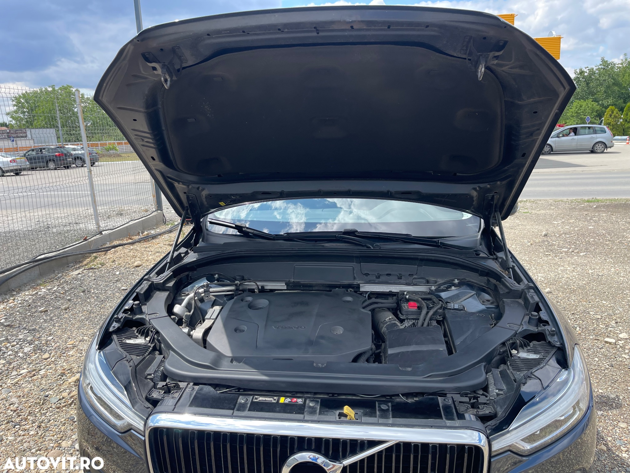 Volvo XC 60 B4 MHEV AT8 AWD Momentum Pro - 16
