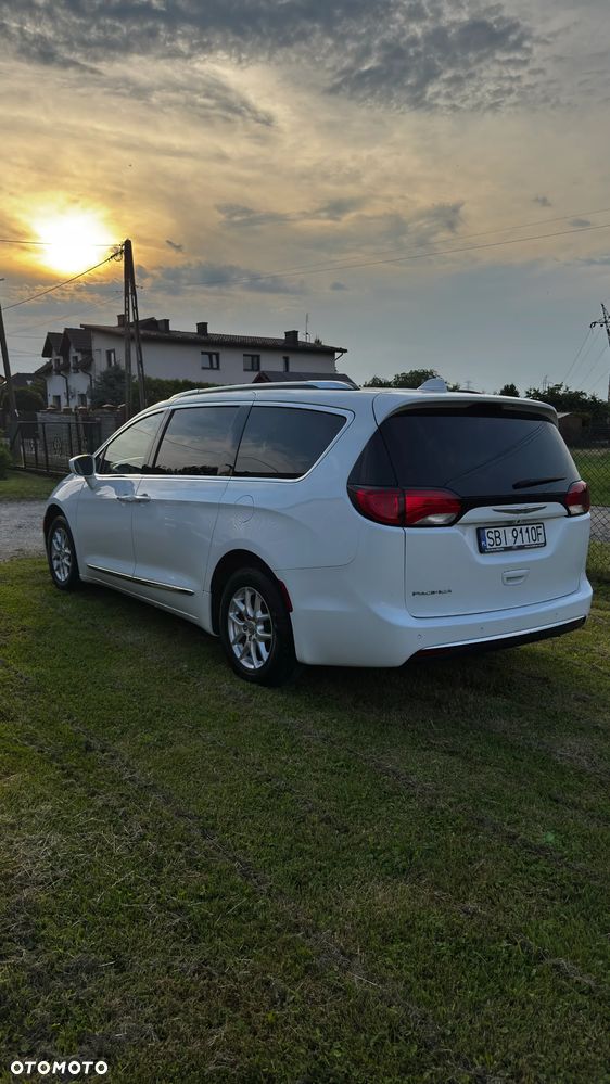 Chrysler Pacifica - 5