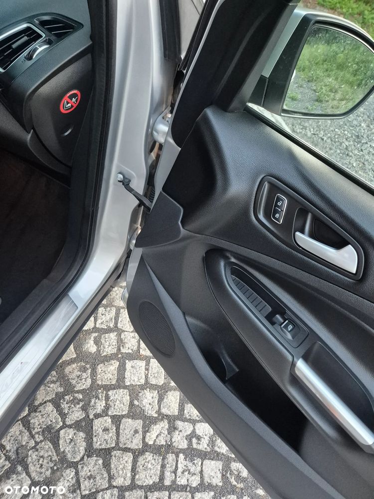 Ford Kuga 2.0 TDCi 2x4 Titanium - 14