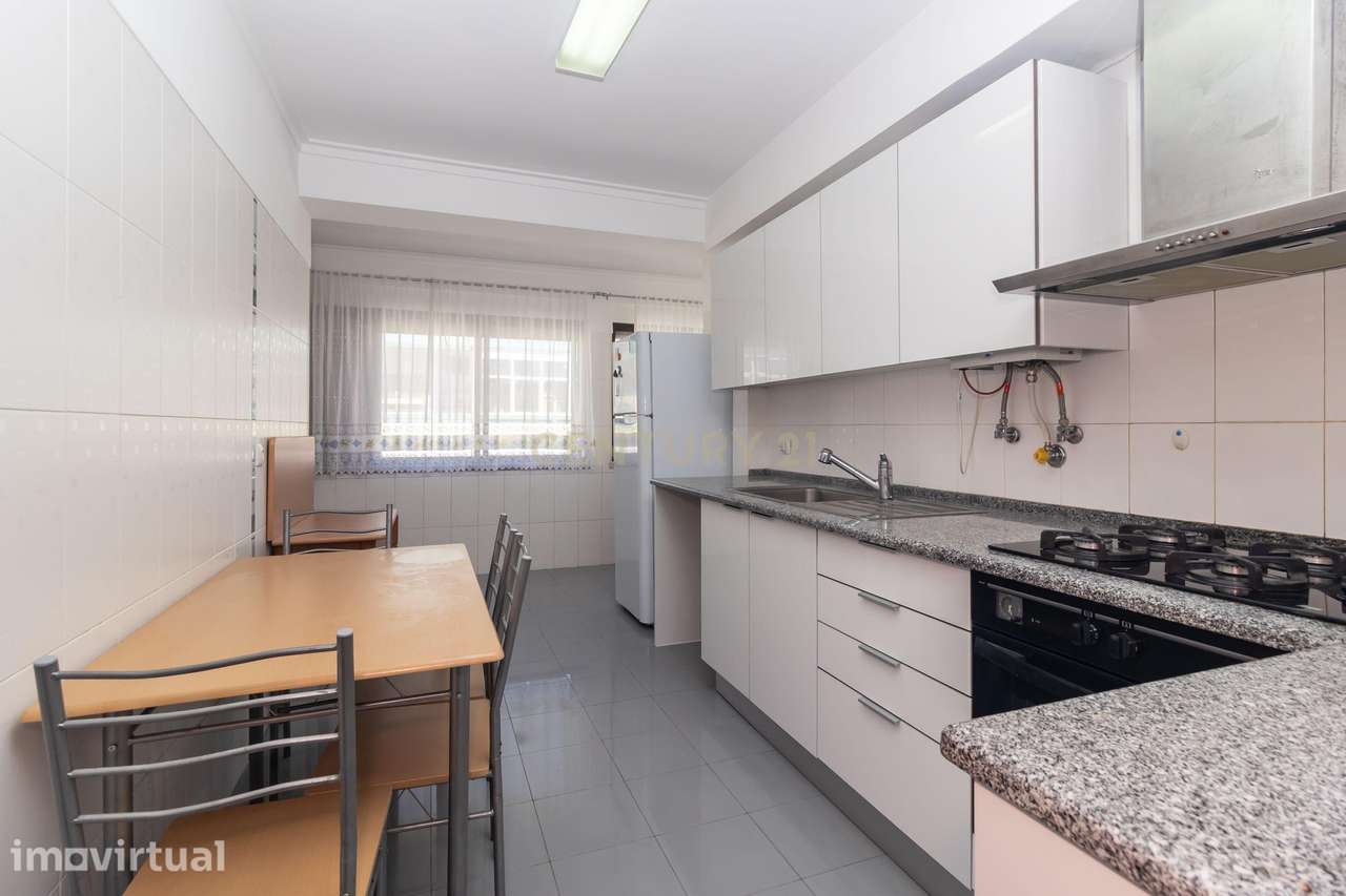 Apartamento T2 de 98m2 com Excelentes Áreas e 2 WC no Centro da Costa - Grande imagem: 2/36