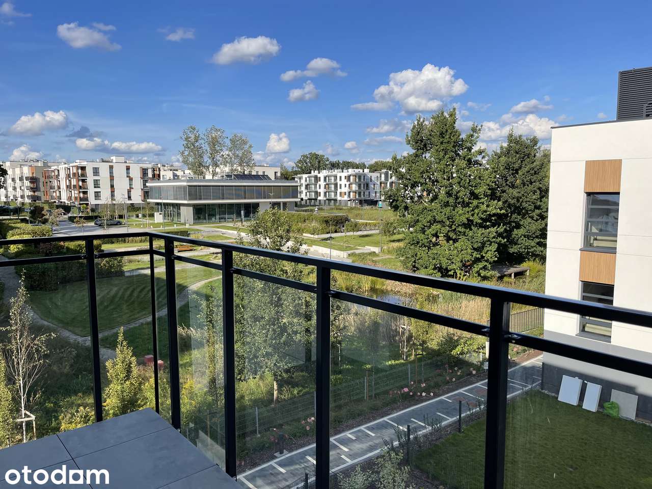 Nowe mieszkanie z balkonem i garażem podziemnym w pięknym otoczeniu
