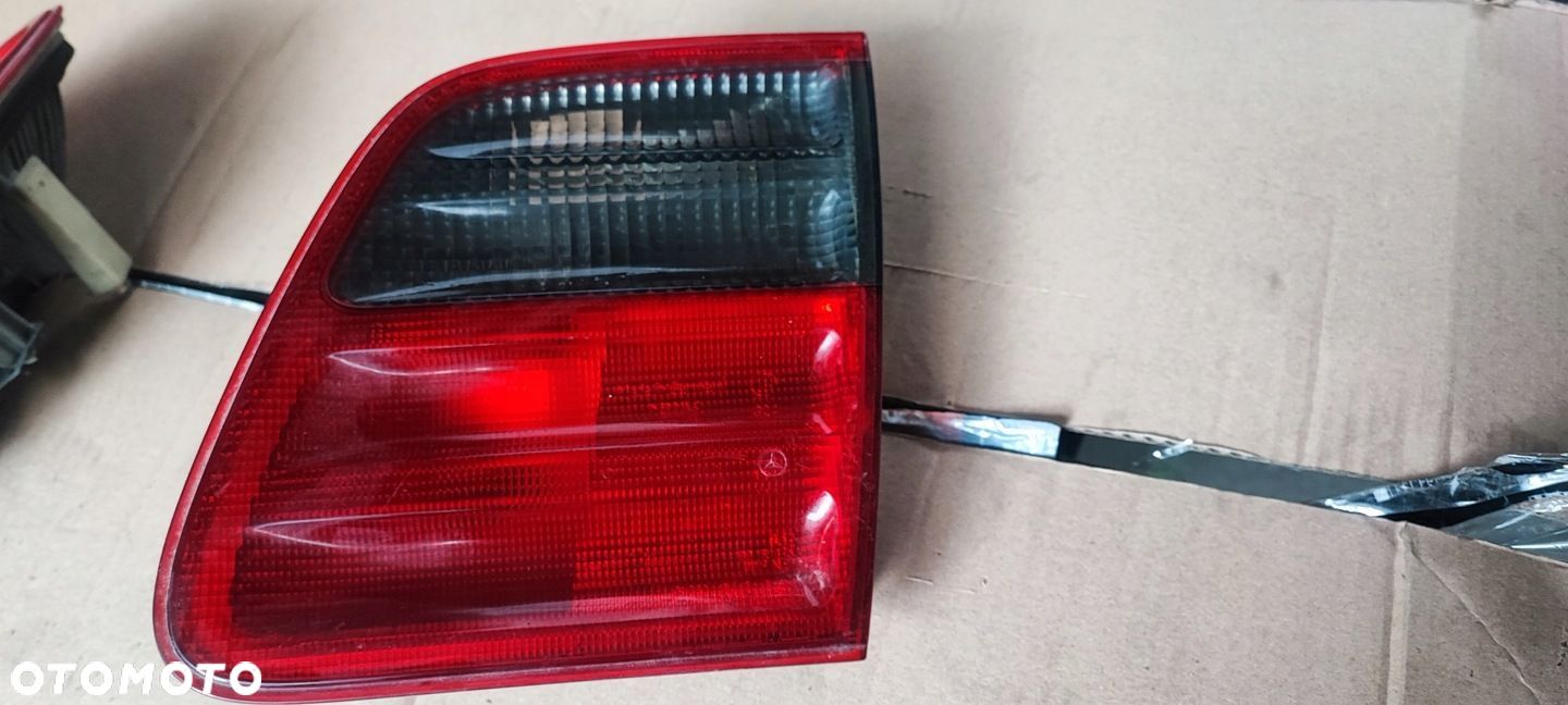 LAMPA PRAWA TYŁ MERCEDES BENZ E-kl W210 PRAWY TYLNA A2108207664 - 1