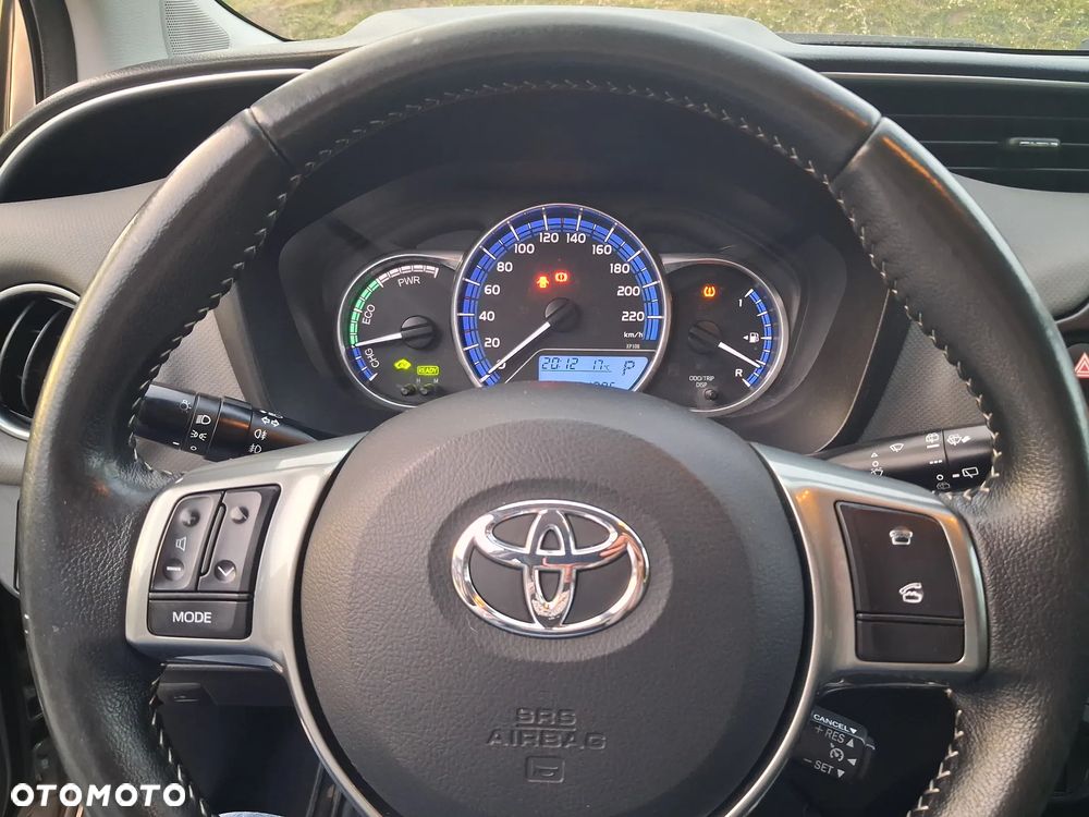 Toyota Yaris Hybrid 100 Dynamic - 25