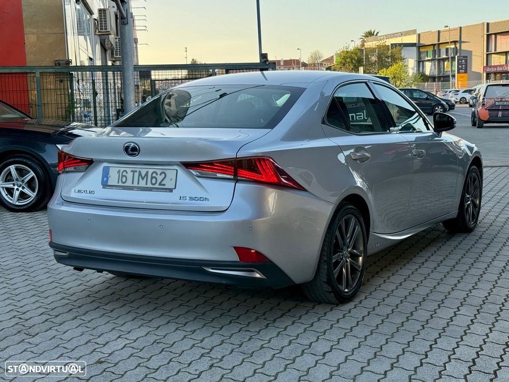 Lexus IS 300H - 3