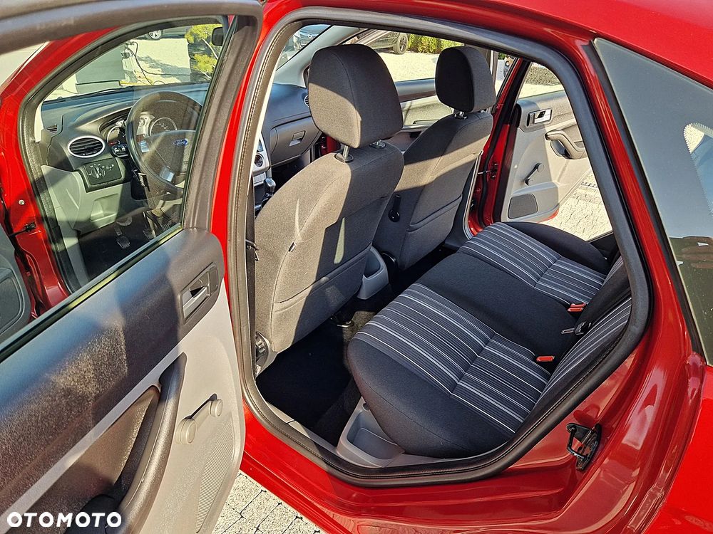 Ford Focus 1.6 16V Ghia - 19