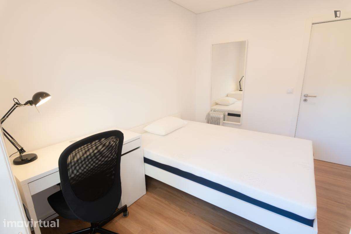 Quarto - localizado em Mafamude Porto - Grande imagem: 5/10