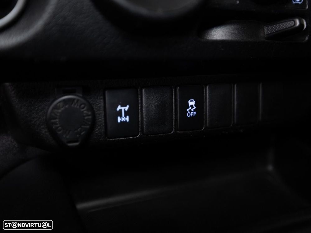 Toyota Hilux 2.4 D-4D 4WD CD 5Lugares c/iva - 17