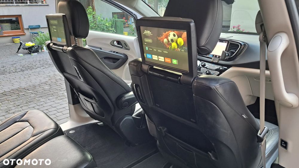 Chrysler Pacifica - 17